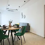 Phaedrus Living: Seaside Luxury Flat Lighthouse 69